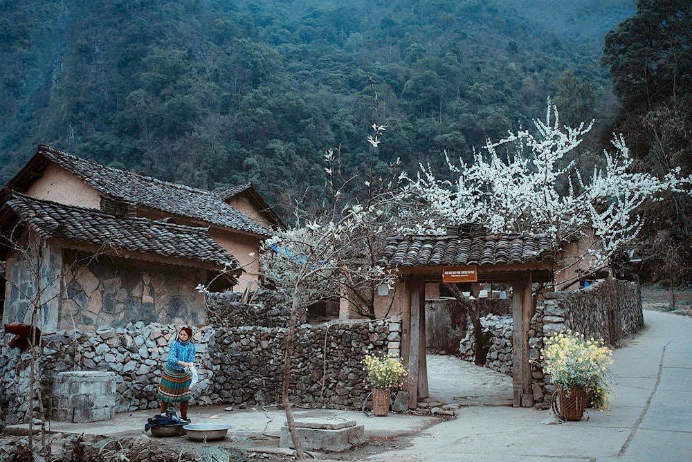 Learn about the unique architecture and living space arrangements of the H'Mong people in Cat Cat Village